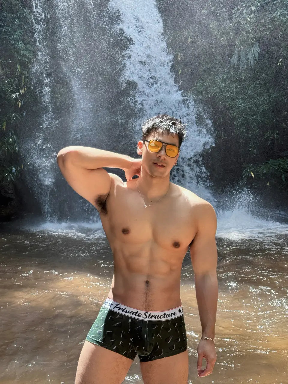 Shirtless Cute Guy : Mz.mkz