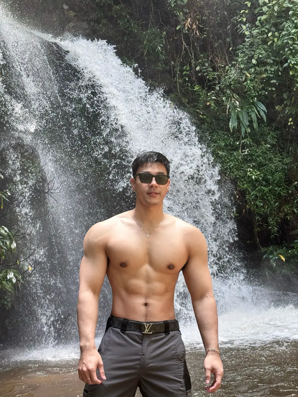 Shirtless Cute Guy : Mz.mkz