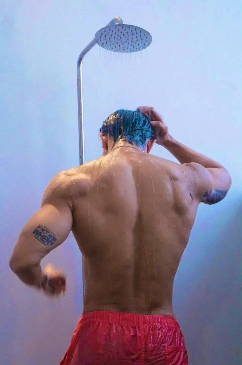 หนุ่ม..อาบน้ำ