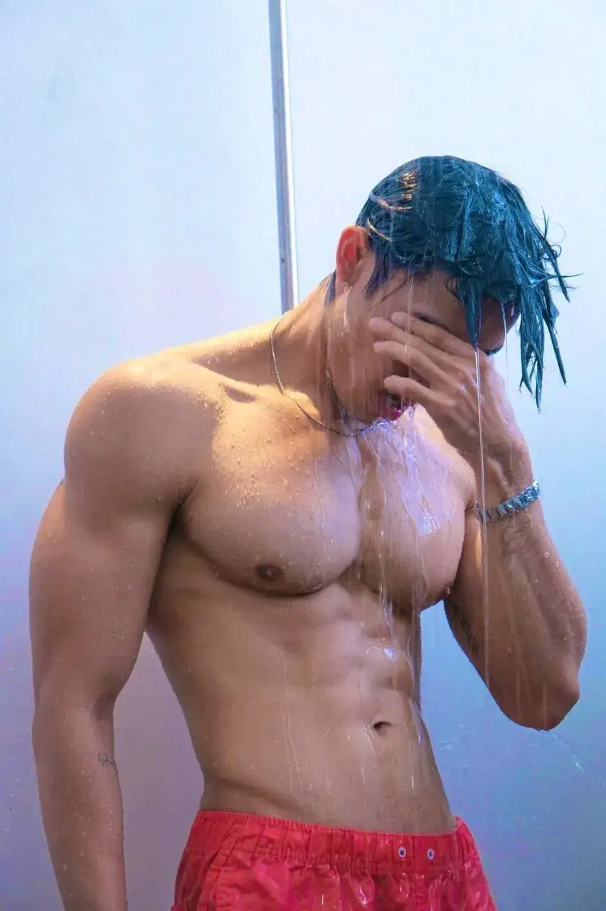 หนุ่ม..อาบน้ำ