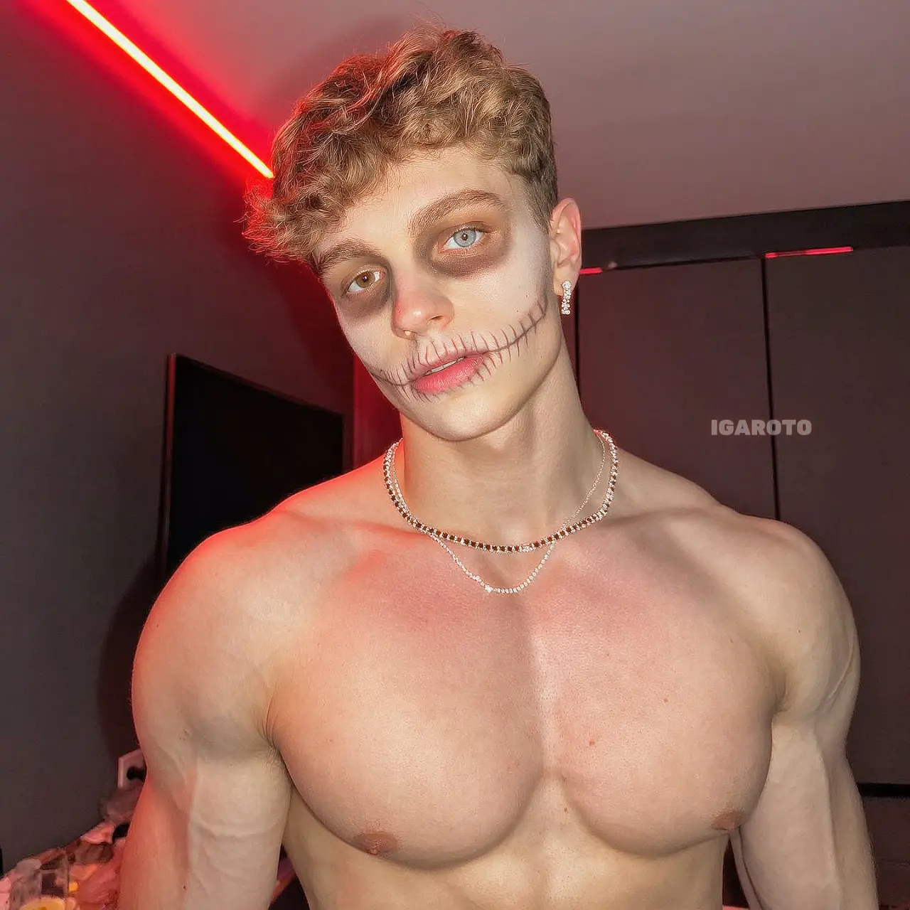 ผีหลอกทั้งแท่ง