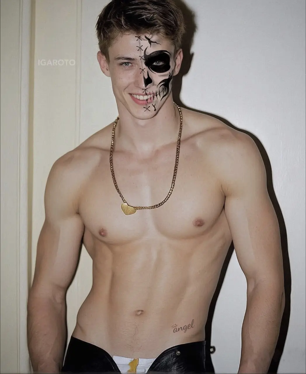 ผีหลอกทั้งแท่ง