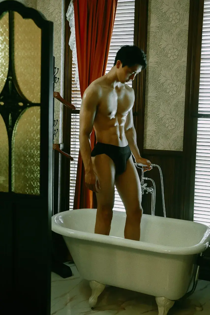 หนุ่ม..อาบน้ำ