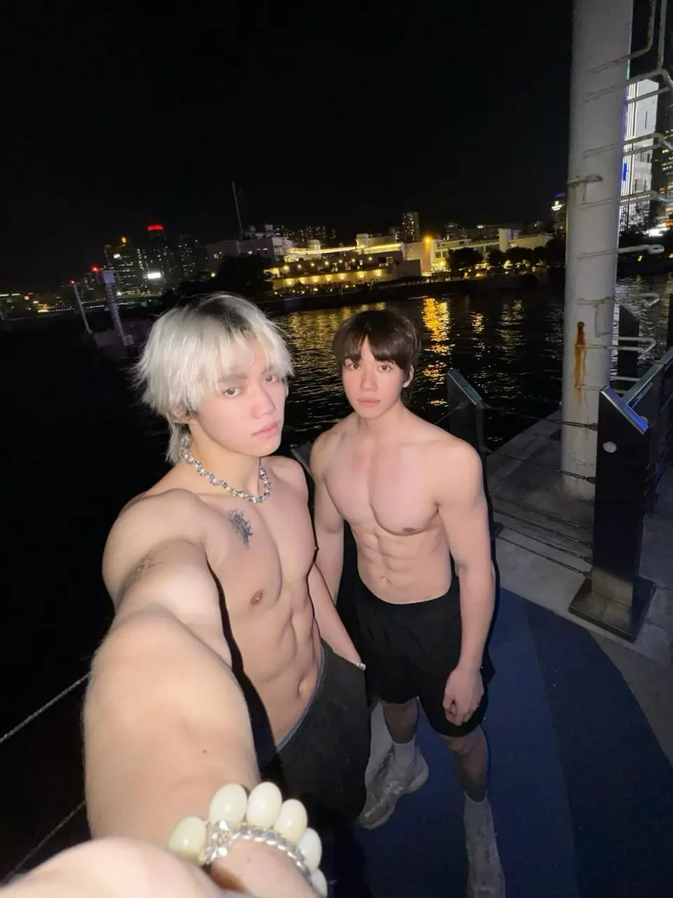 รูปหล่อเร้าอารมณ์ . 12