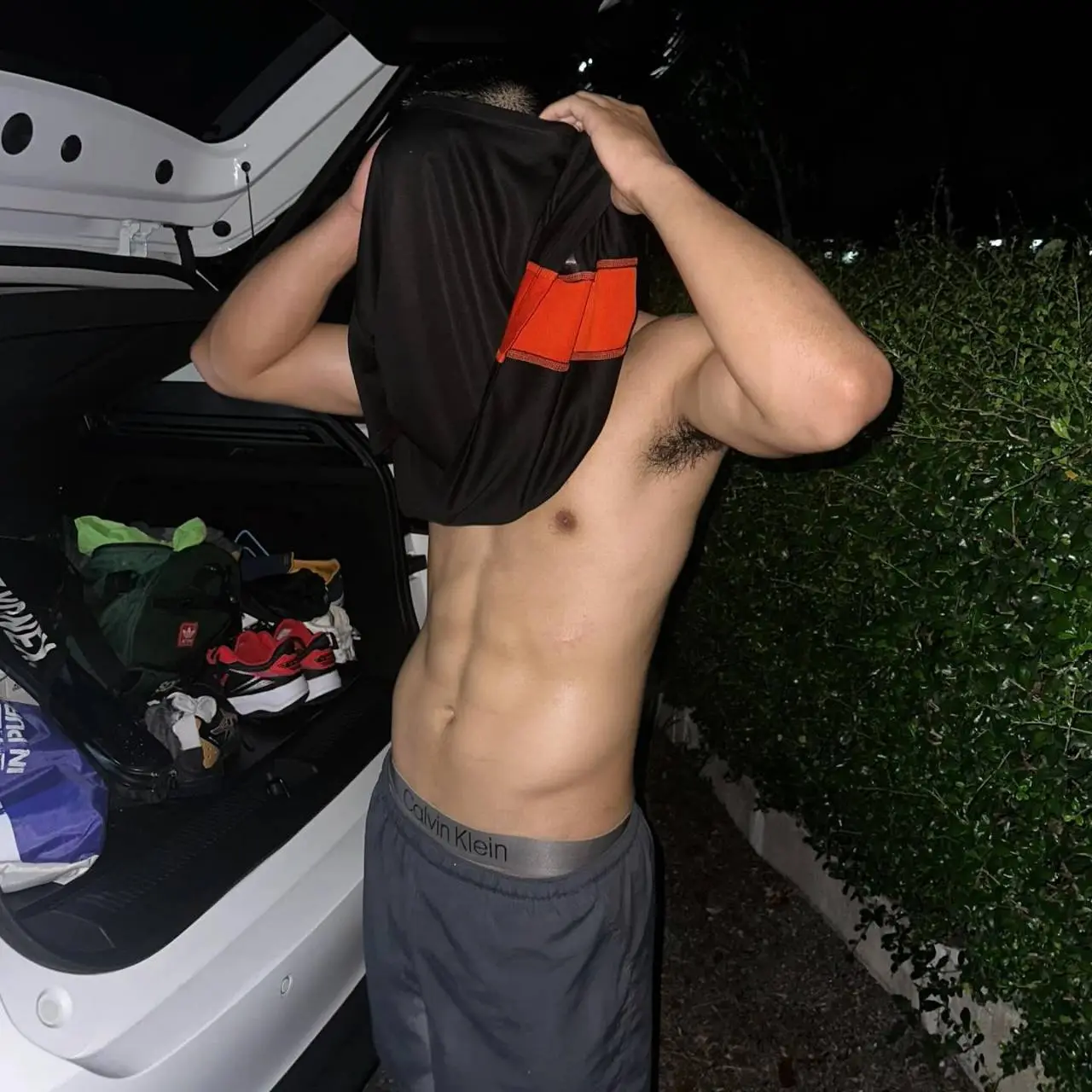 แตกทะลัก