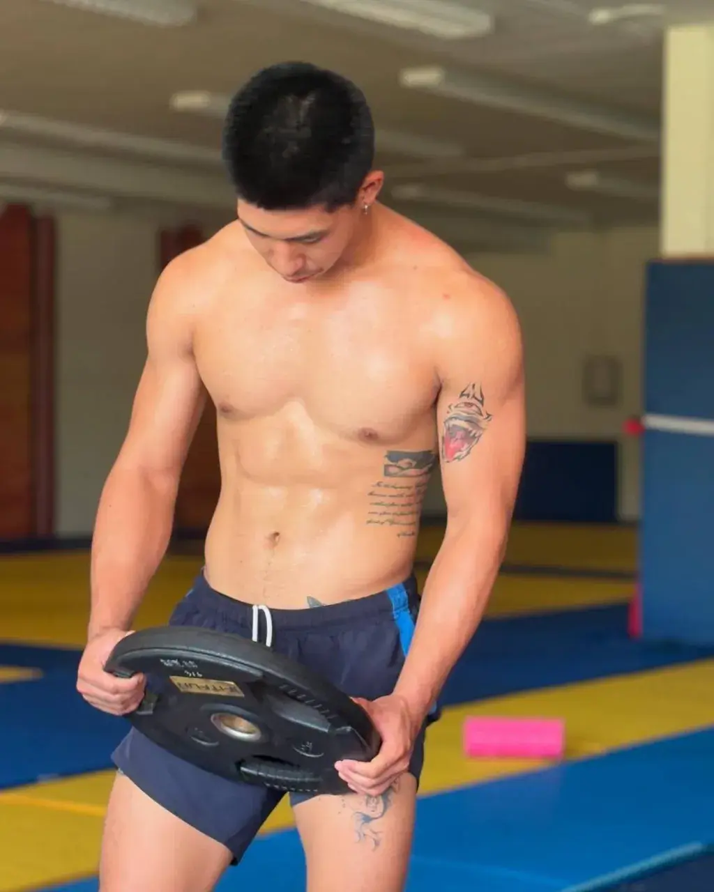 แตกทะลัก