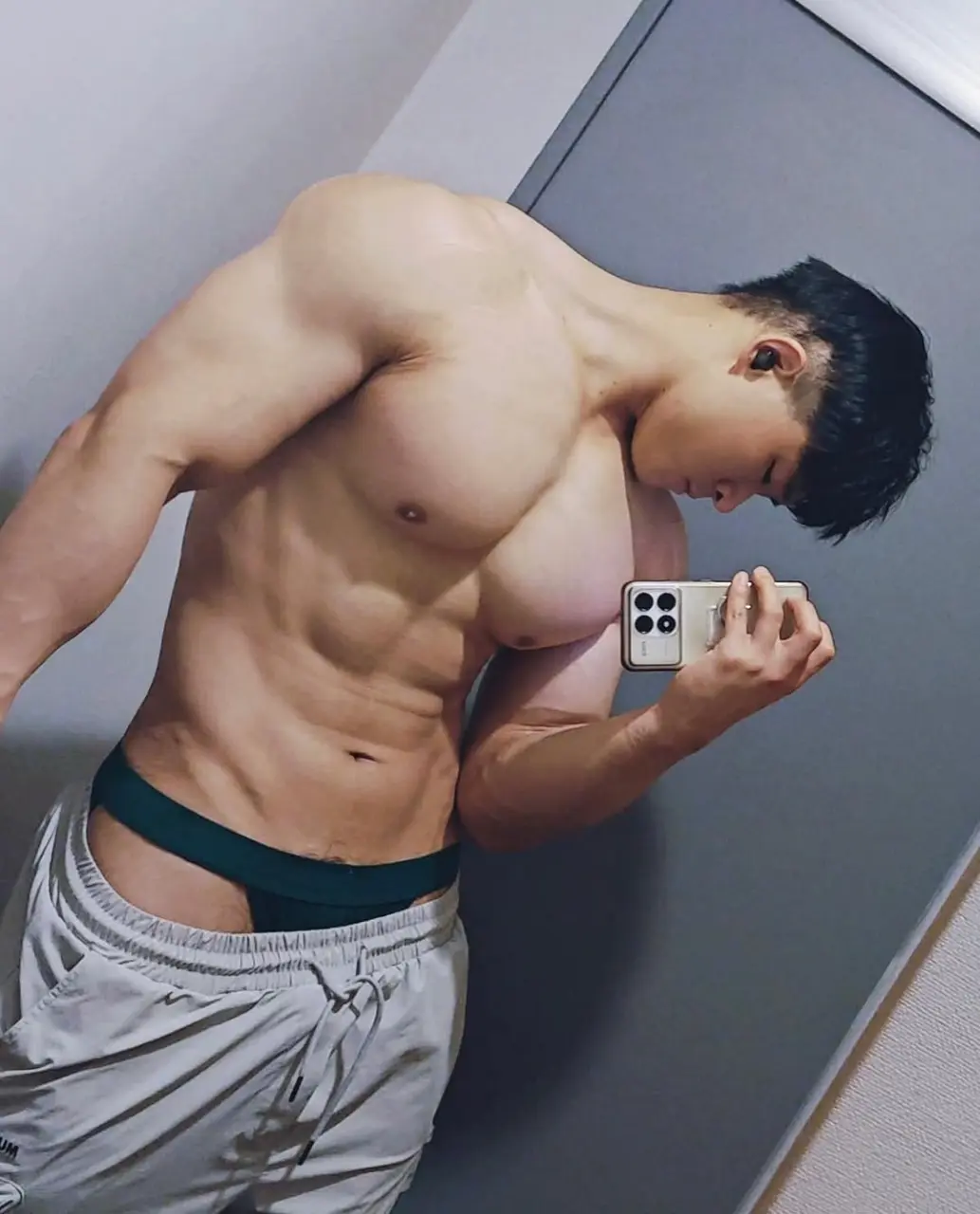 Picked up from  หนุ่มน่าถอด หนุ่มน่ากอด