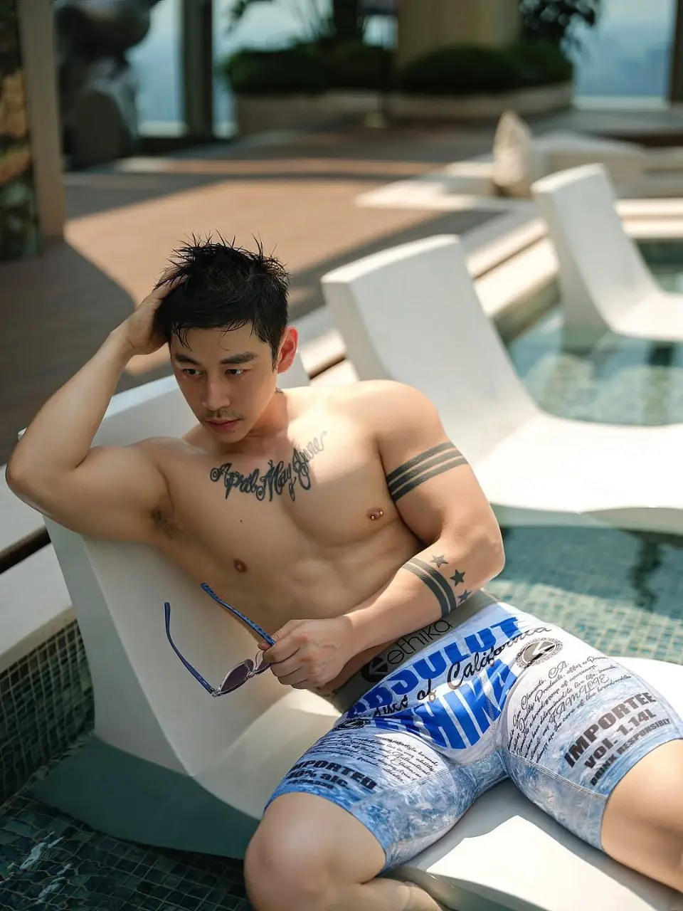 Picked up from  หนุ่มน่าถอด หนุ่มน่ากอด