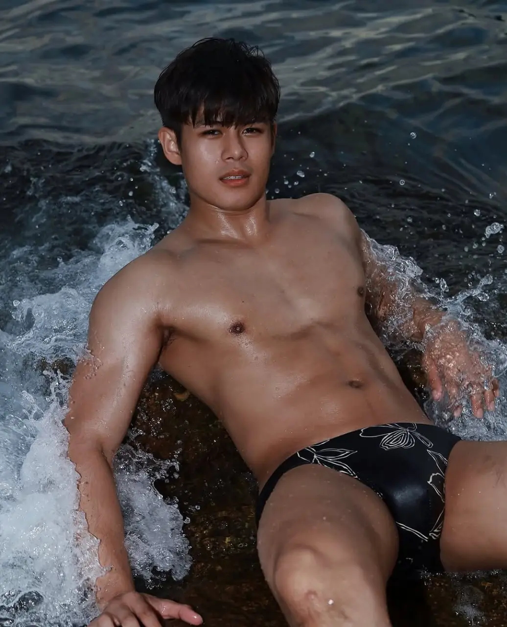 Picked up from  หนุ่มน่าถอด หนุ่มน่ากอด