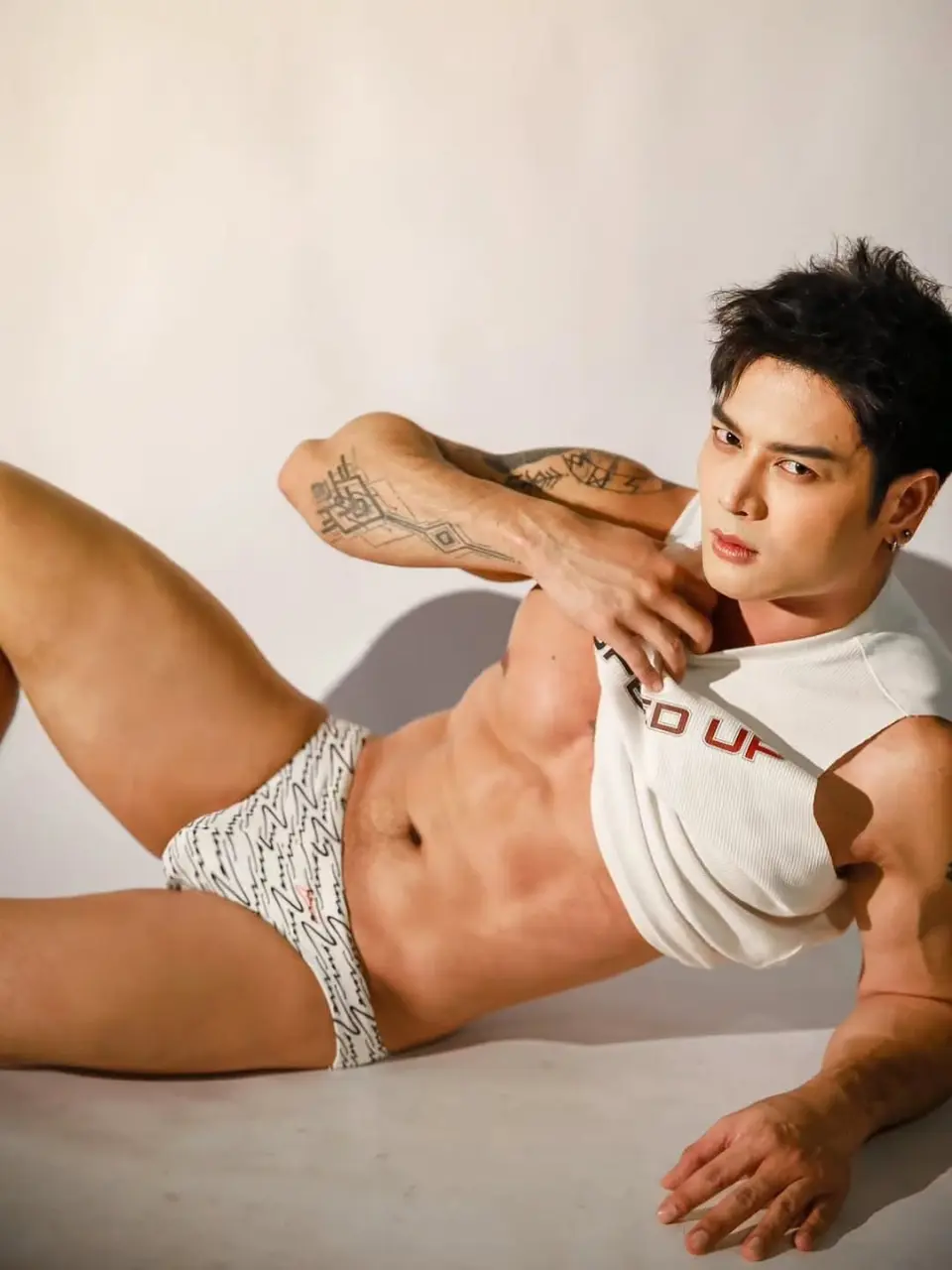 Picked up from  หนุ่มน่าถอด หนุ่มน่ากอด