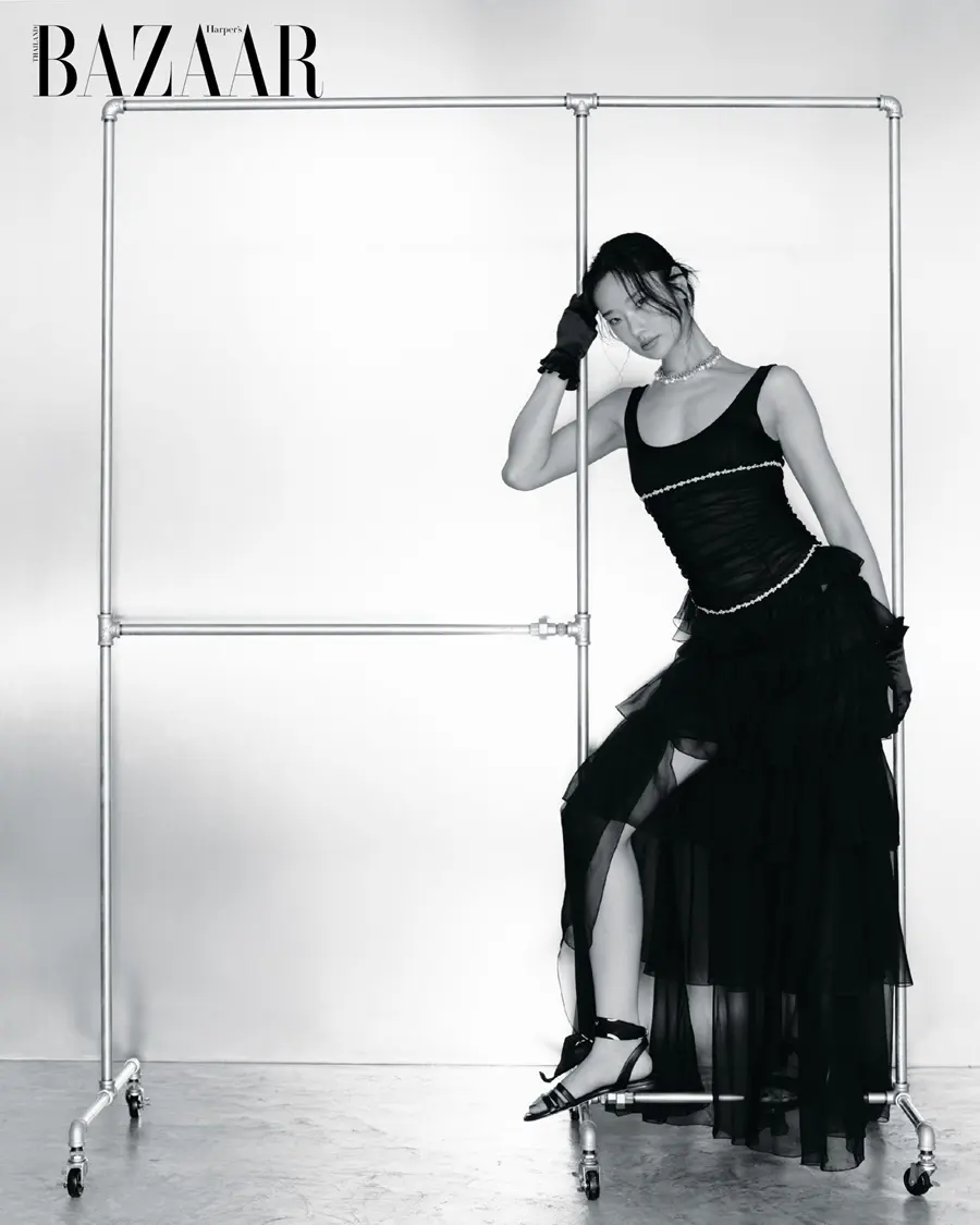 ออกแบบ-ชุติมณฑน์ @ Harper's BAZAAR Thailand November 2025