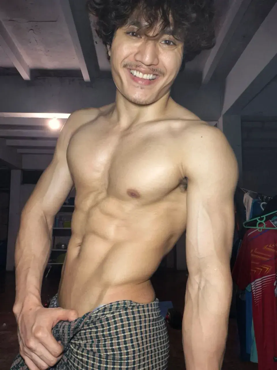 หนุ่มพม่า Saw Eh