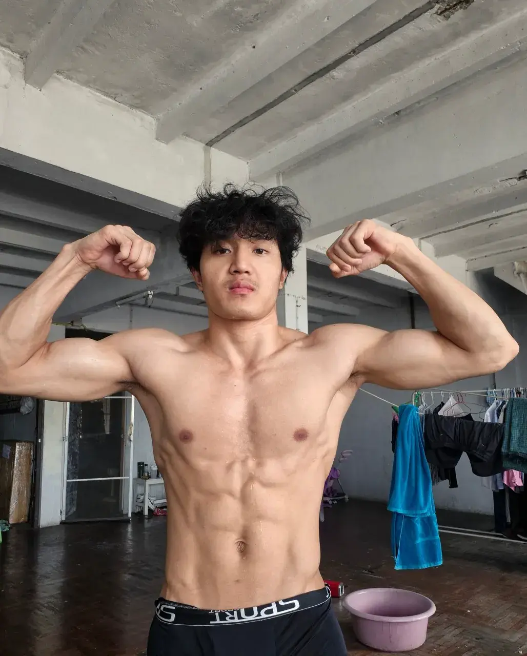 หนุ่มพม่า Saw Eh