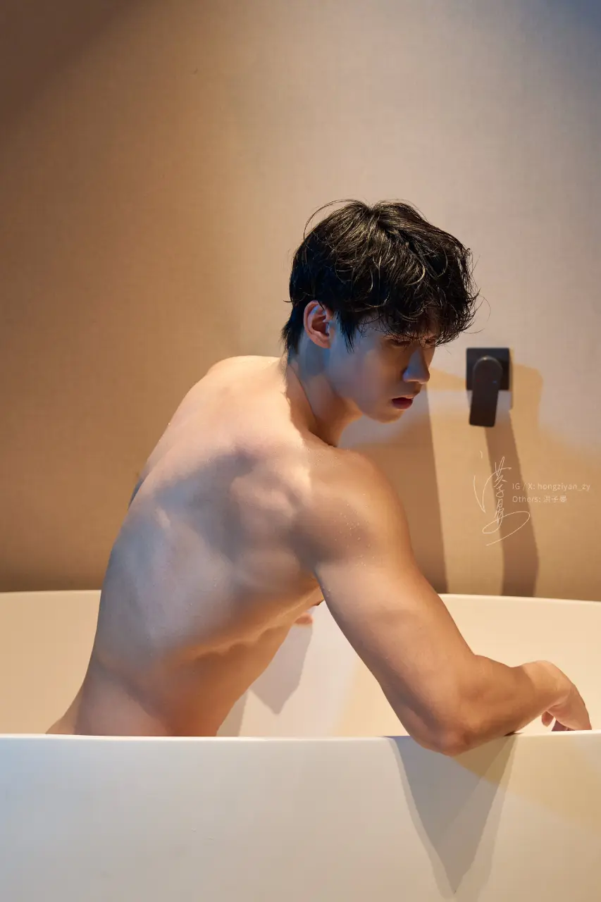 Selected Images from 洪子晏