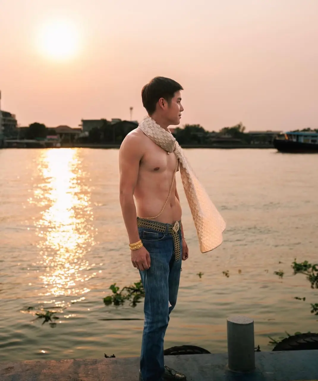 ชายไทย สไบงาม