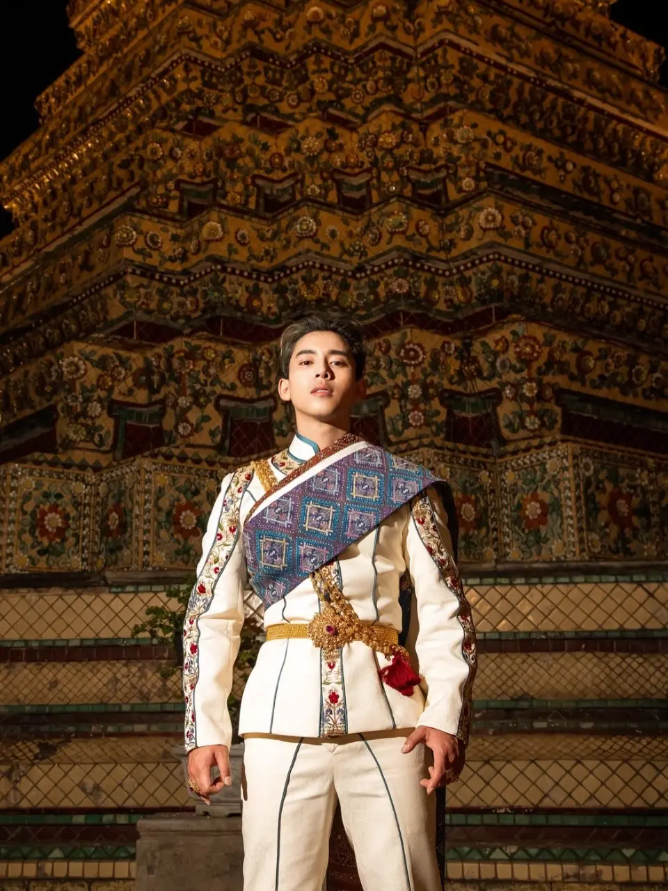 ชายไทย สไบงาม