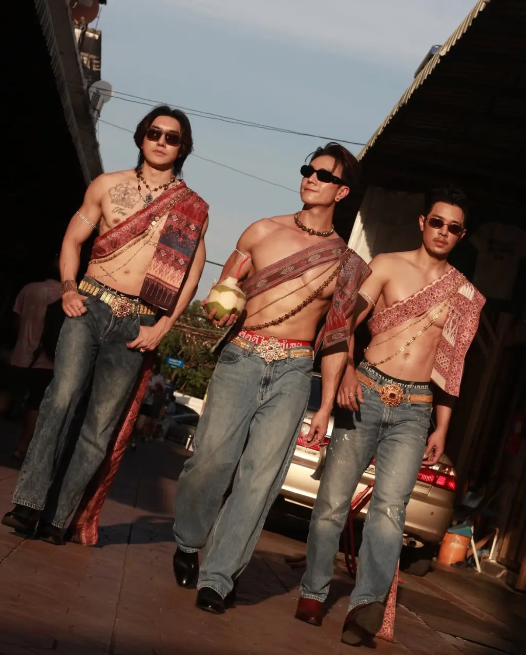 ชายไทย สไบงาม