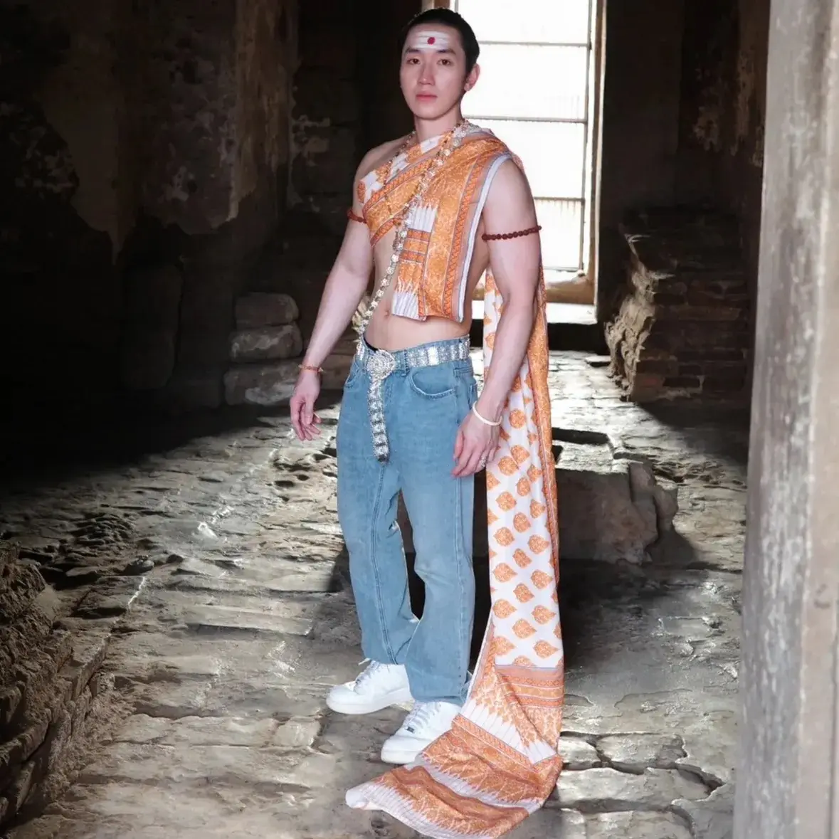 ชายไทย สไบงาม