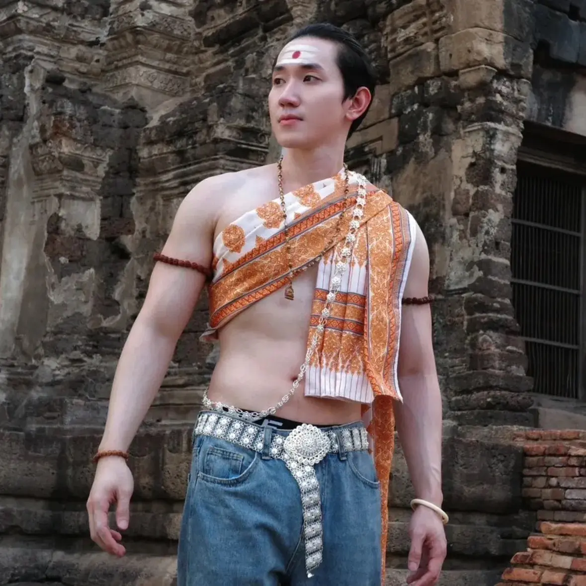 ชายไทย สไบงาม