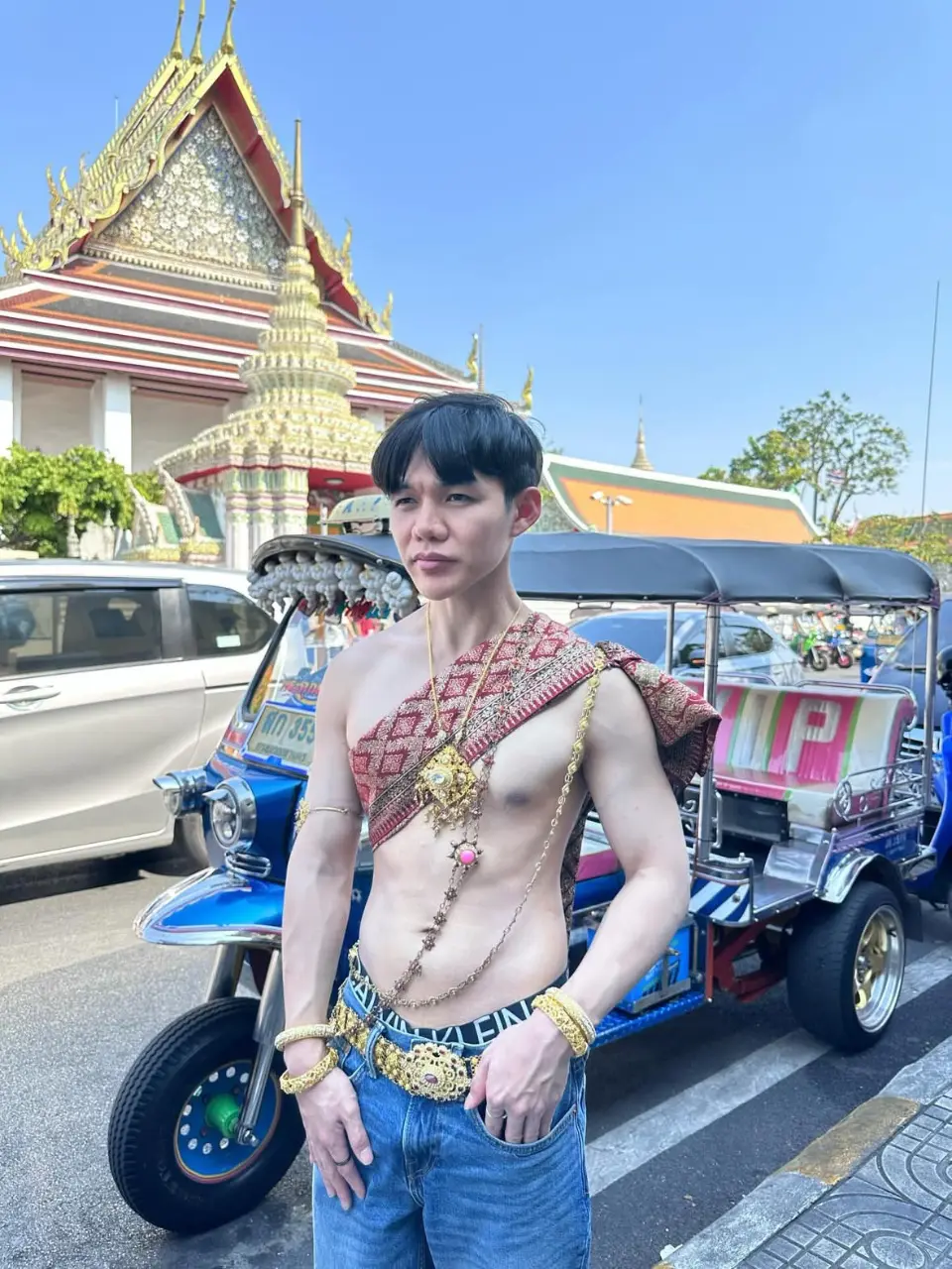 ชายไทย สไบงาม