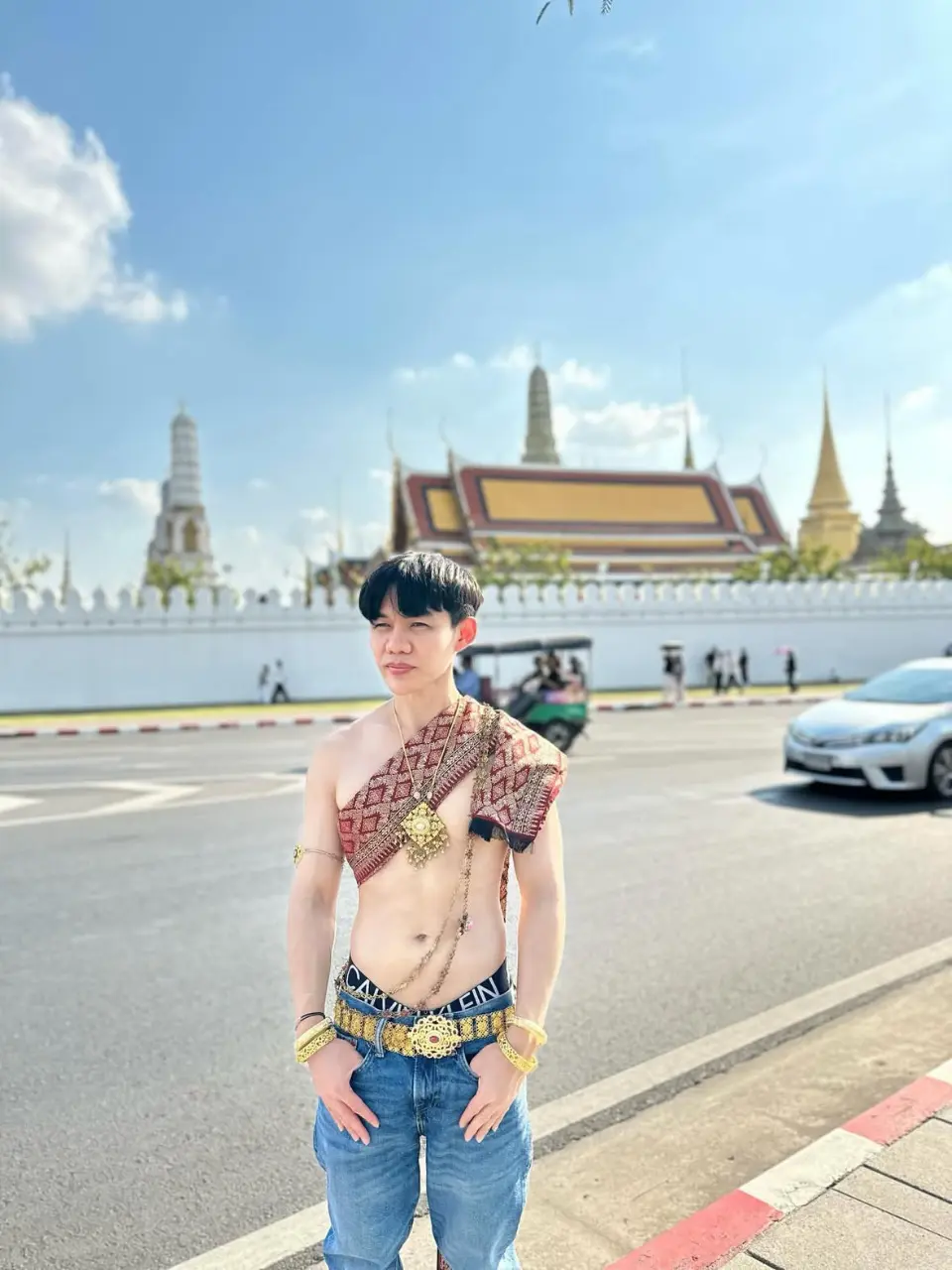 ชายไทย สไบงาม