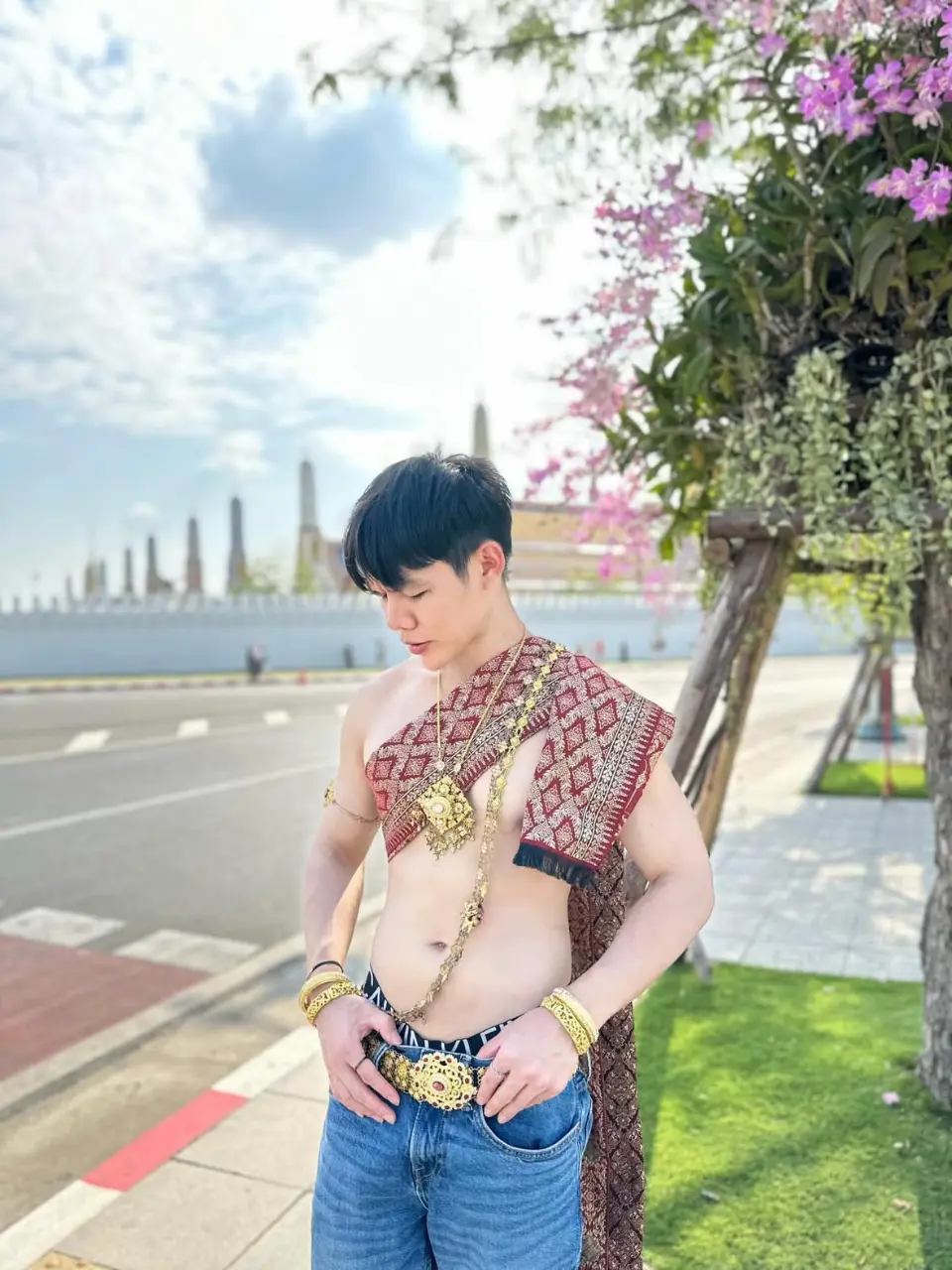 ชายไทย สไบงาม