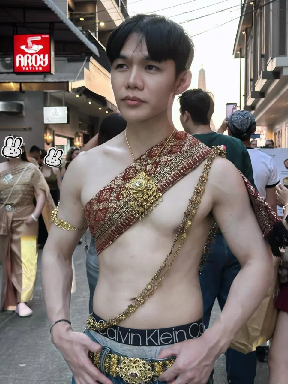 ชายไทย สไบงาม