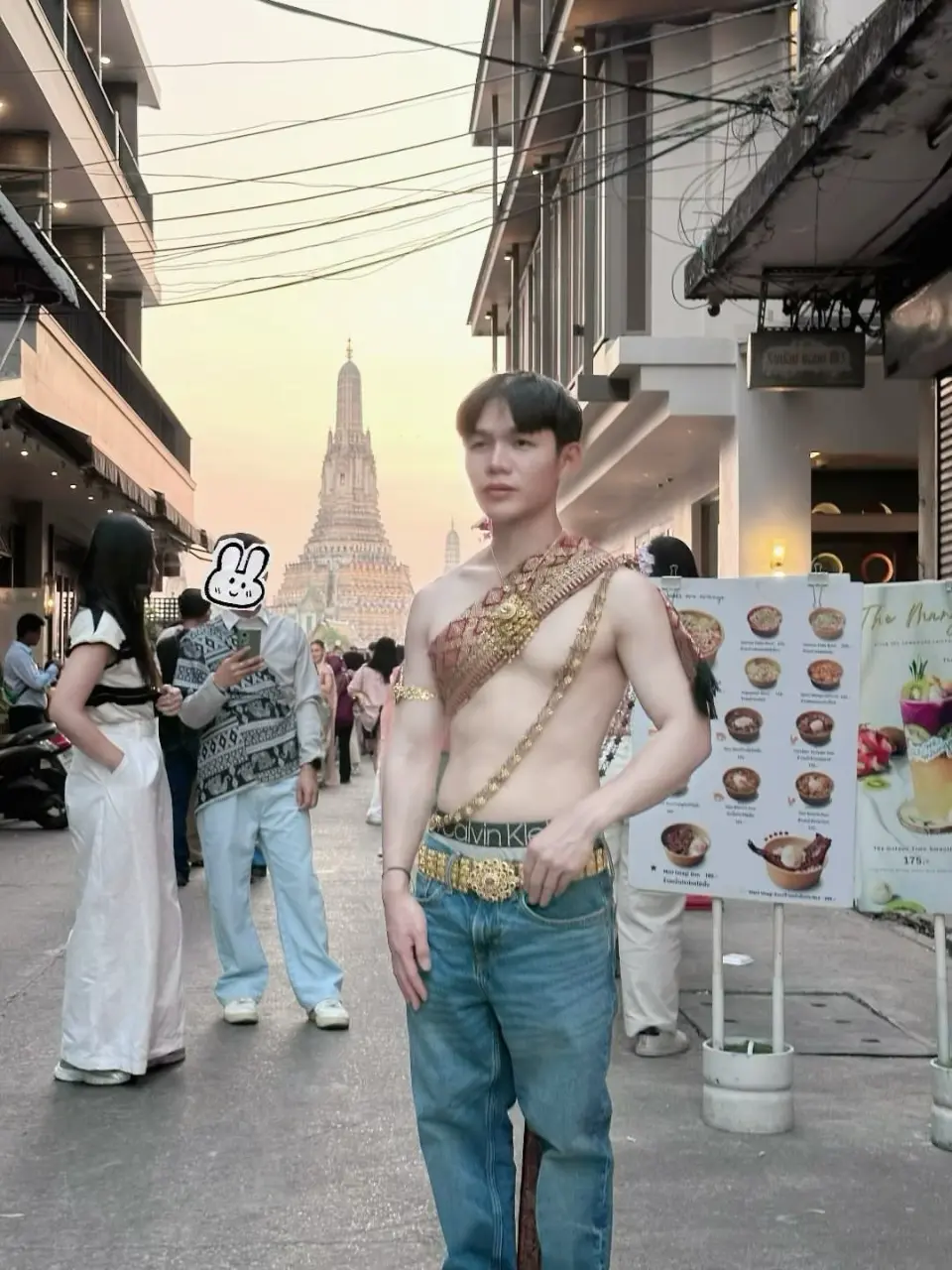 ชายไทย สไบงาม