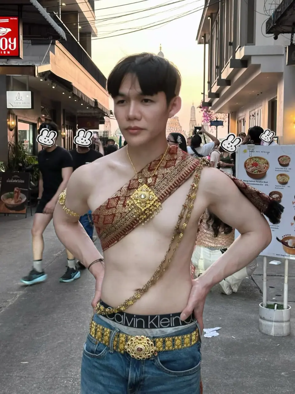 ชายไทย สไบงาม