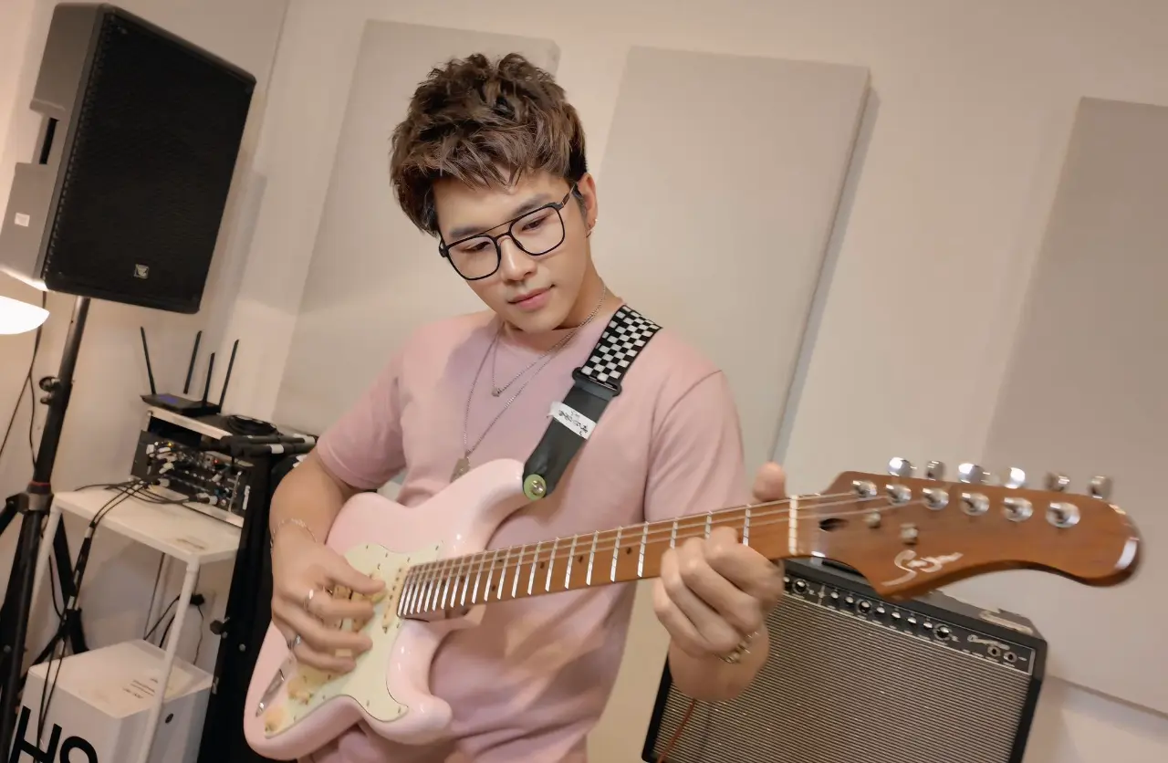 ACTOR & SINGER,MODEL : Tinwiphat Khueankaew