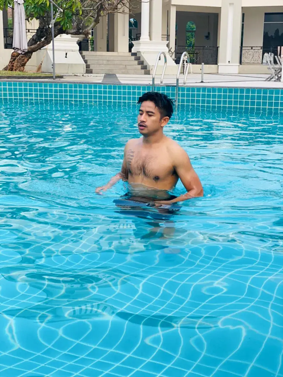 แมน ธนา ชะนะบุตร อดีตนักฟุตบอลทีมชาติไทย.