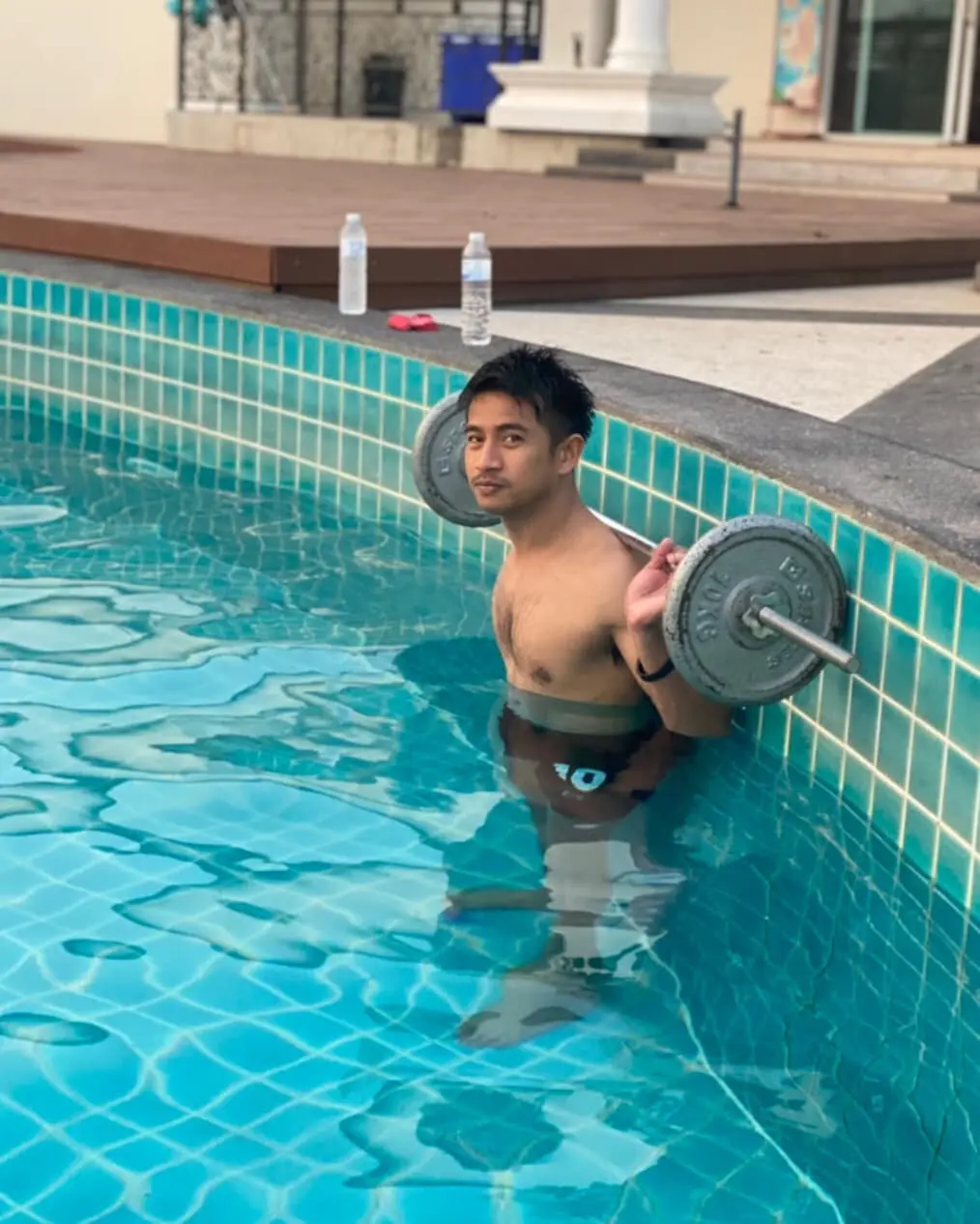 แมน ธนา ชะนะบุตร อดีตนักฟุตบอลทีมชาติไทย.