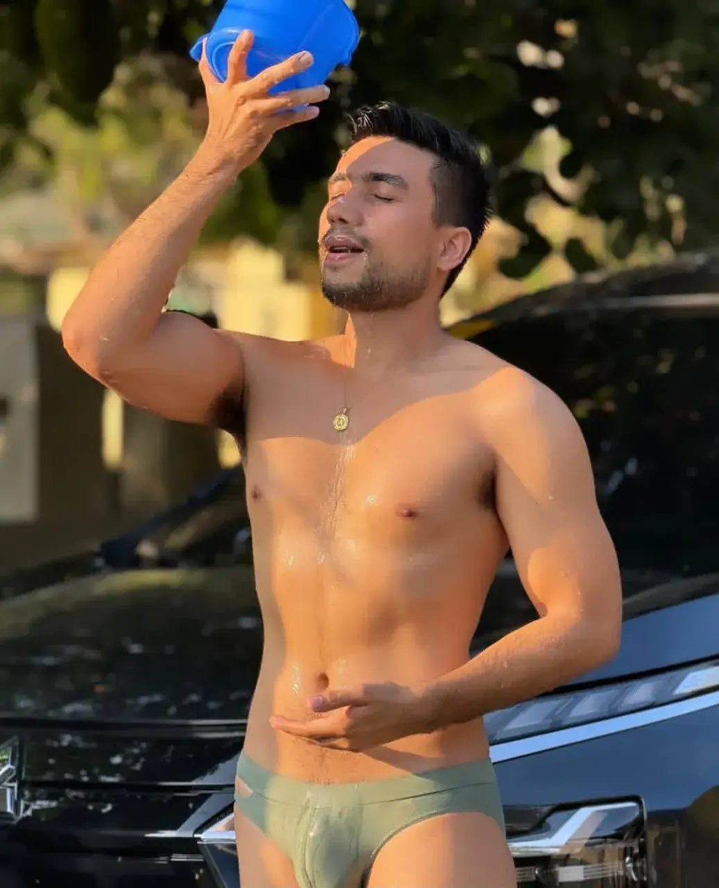 หนุ่มอาบน้ำ