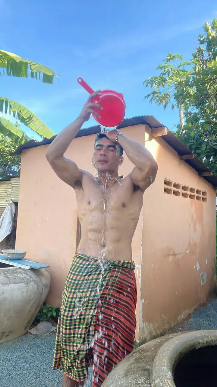 หนุ่มอาบน้ำ