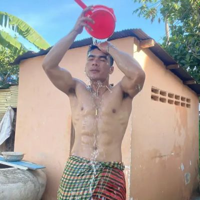 หนุ่มอาบน้ำ