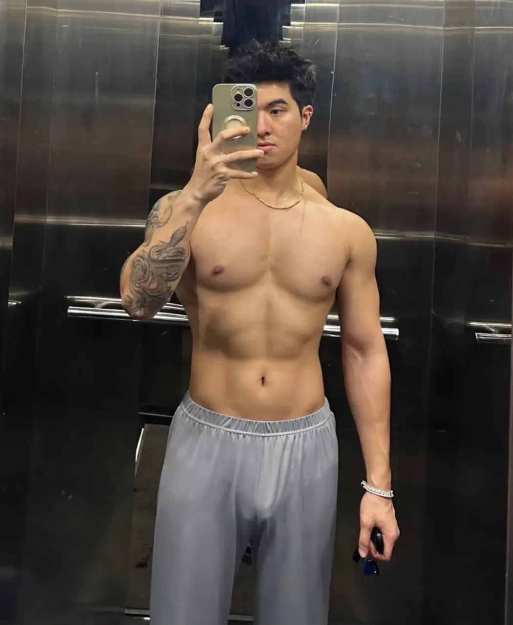 รูปหล่อเร้าอารมณ์ . 17