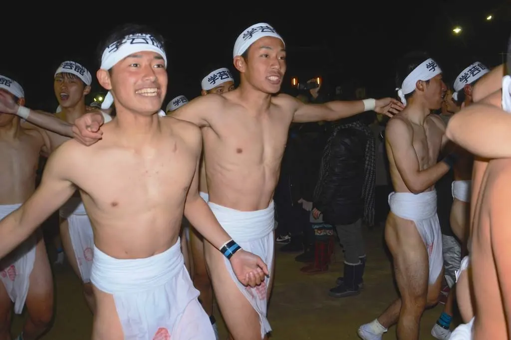 10,000 people attend the Saidaiji Naked Festival