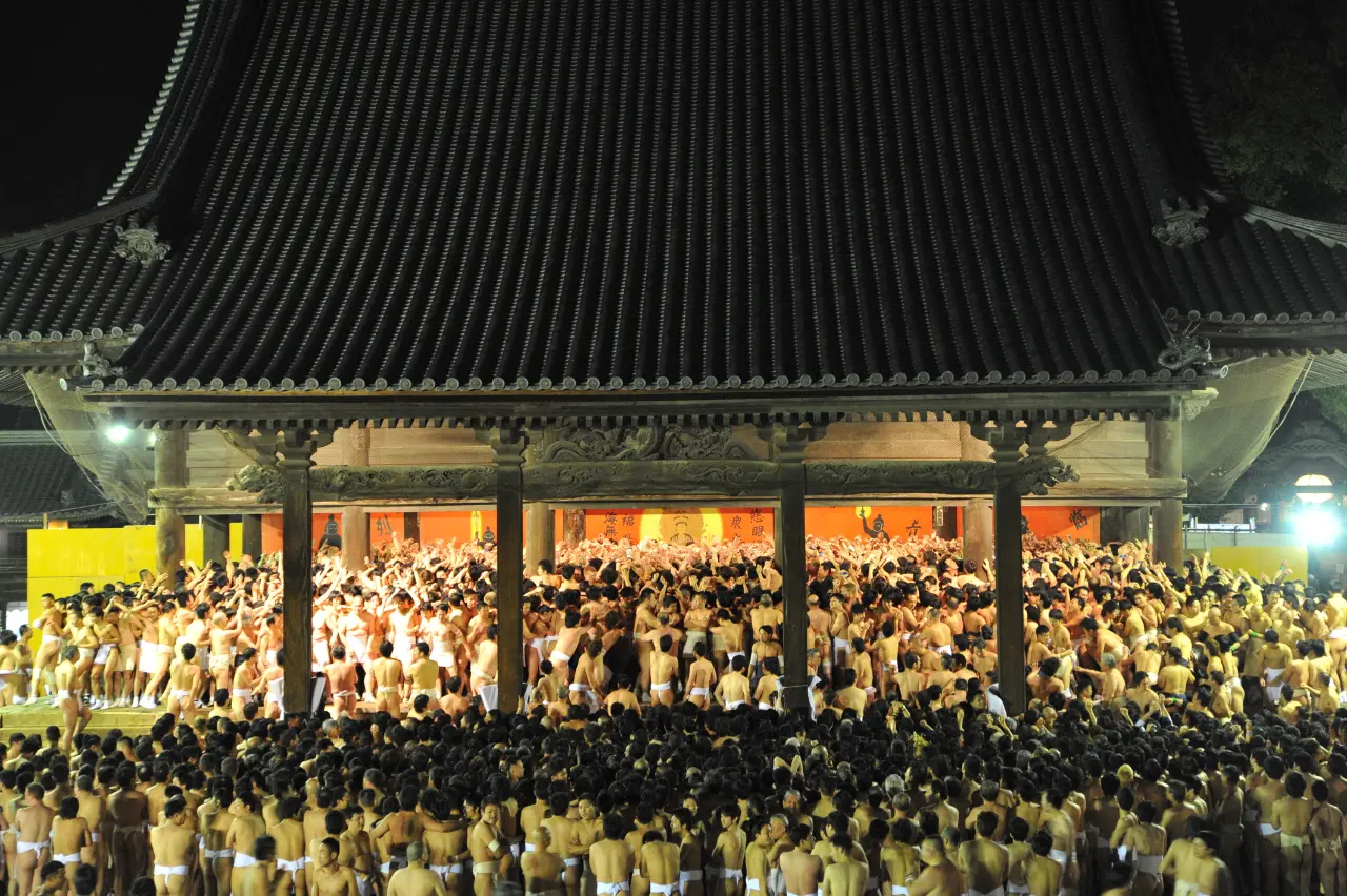 10,000 people attend the Saidaiji Naked Festival