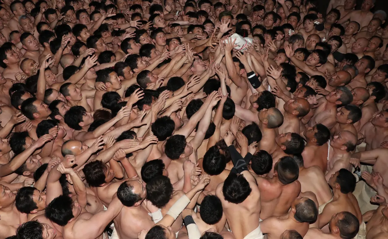 10,000 people attend the Saidaiji Naked Festival