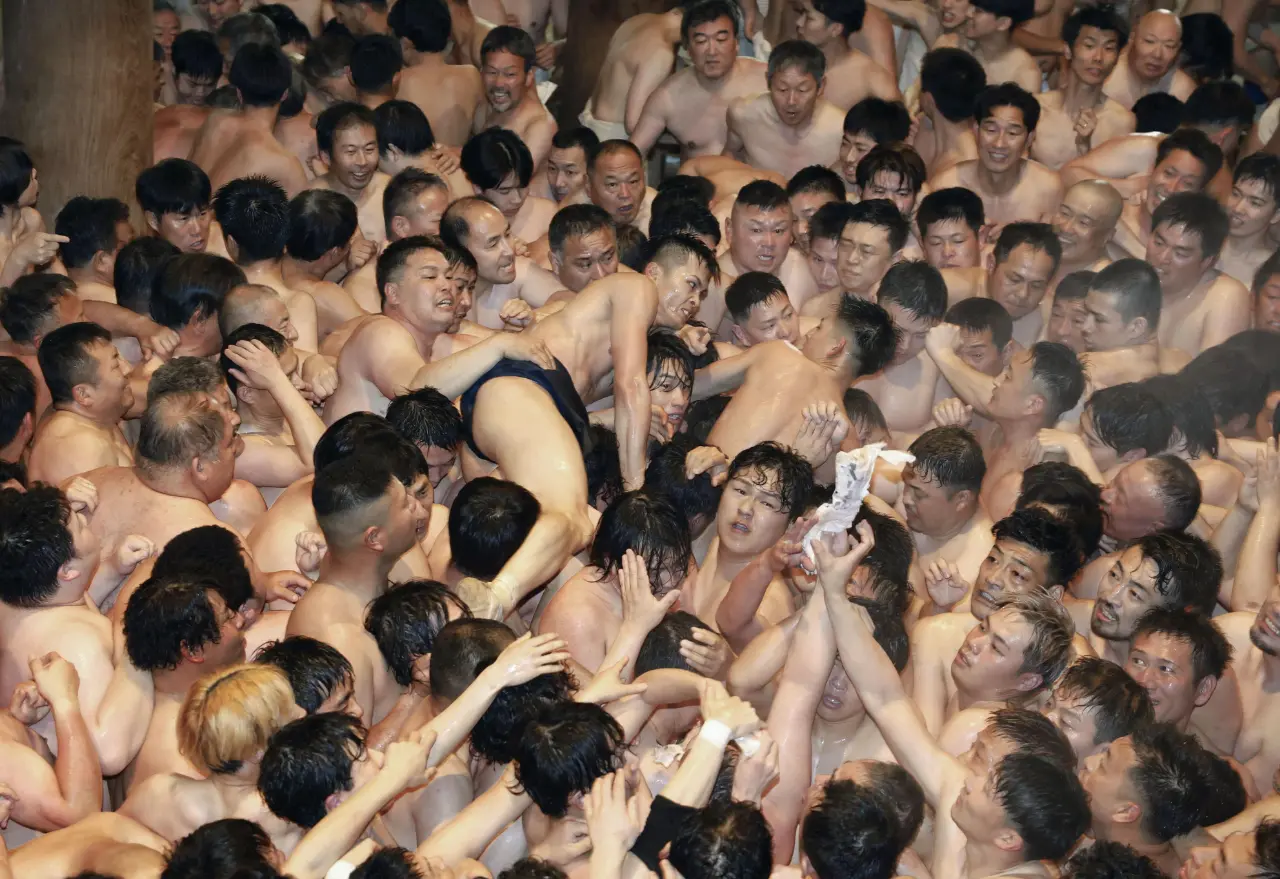 10,000 people attend the Saidaiji Naked Festival