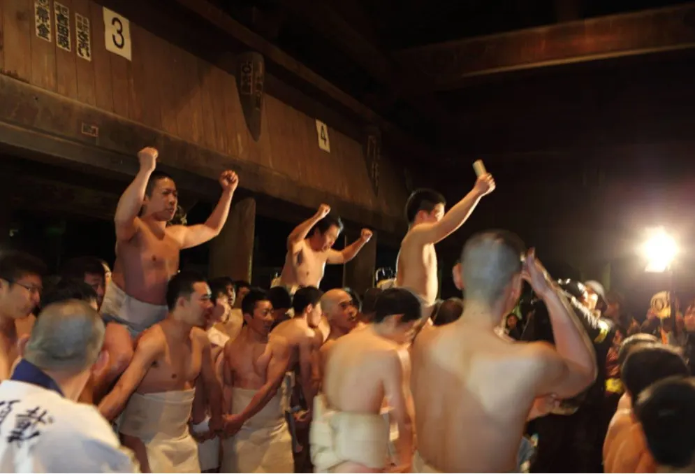 10,000 people attend the Saidaiji Naked Festival