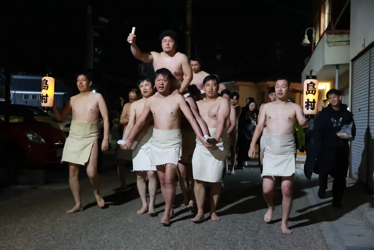 10,000 people attend the Saidaiji Naked Festival