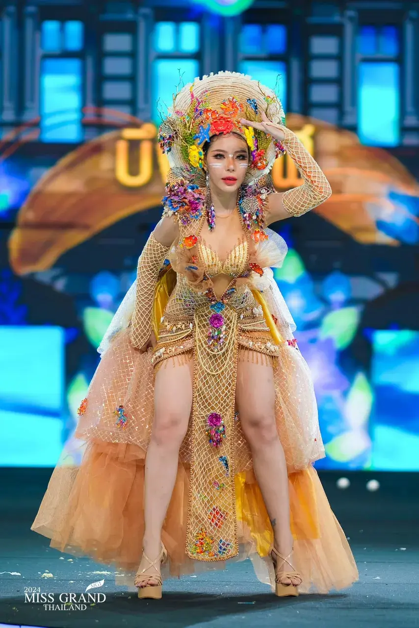 MGT27 #มิสแกรนด์บึงกาฬ รถเบนซ์ ยลรดา วัจนะ  ชุด มอแกน