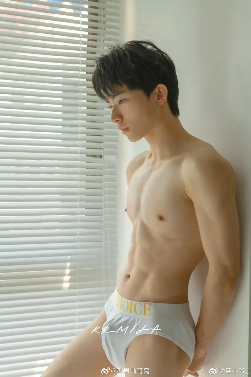 Cute Guy : @连小爷_