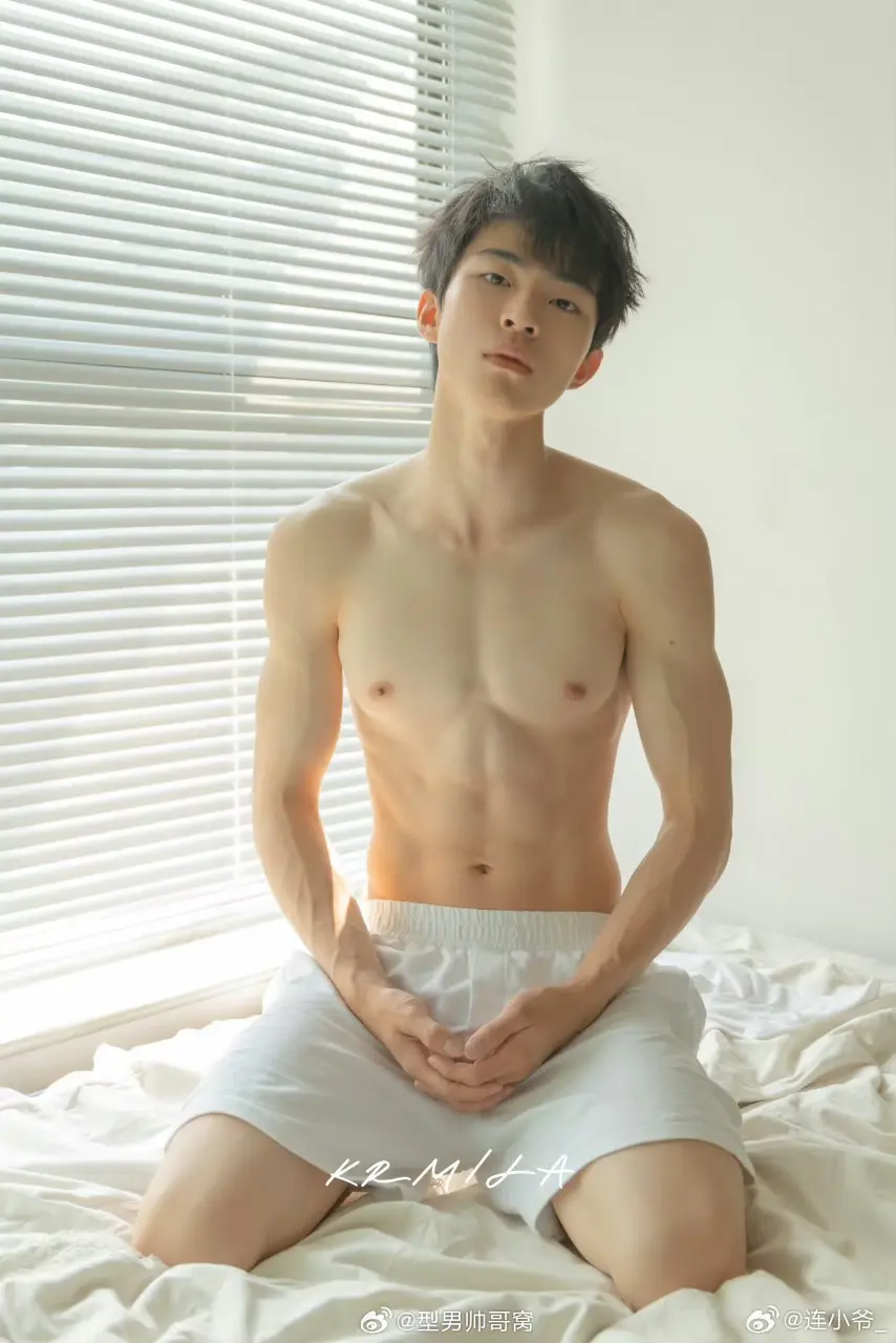 Cute Guy : @连小爷_