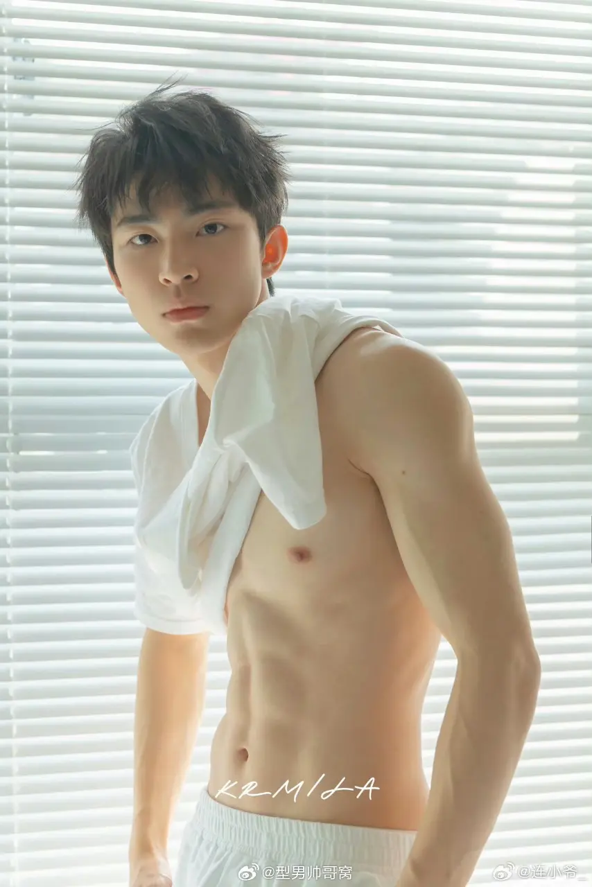 Cute Guy : @连小爷_