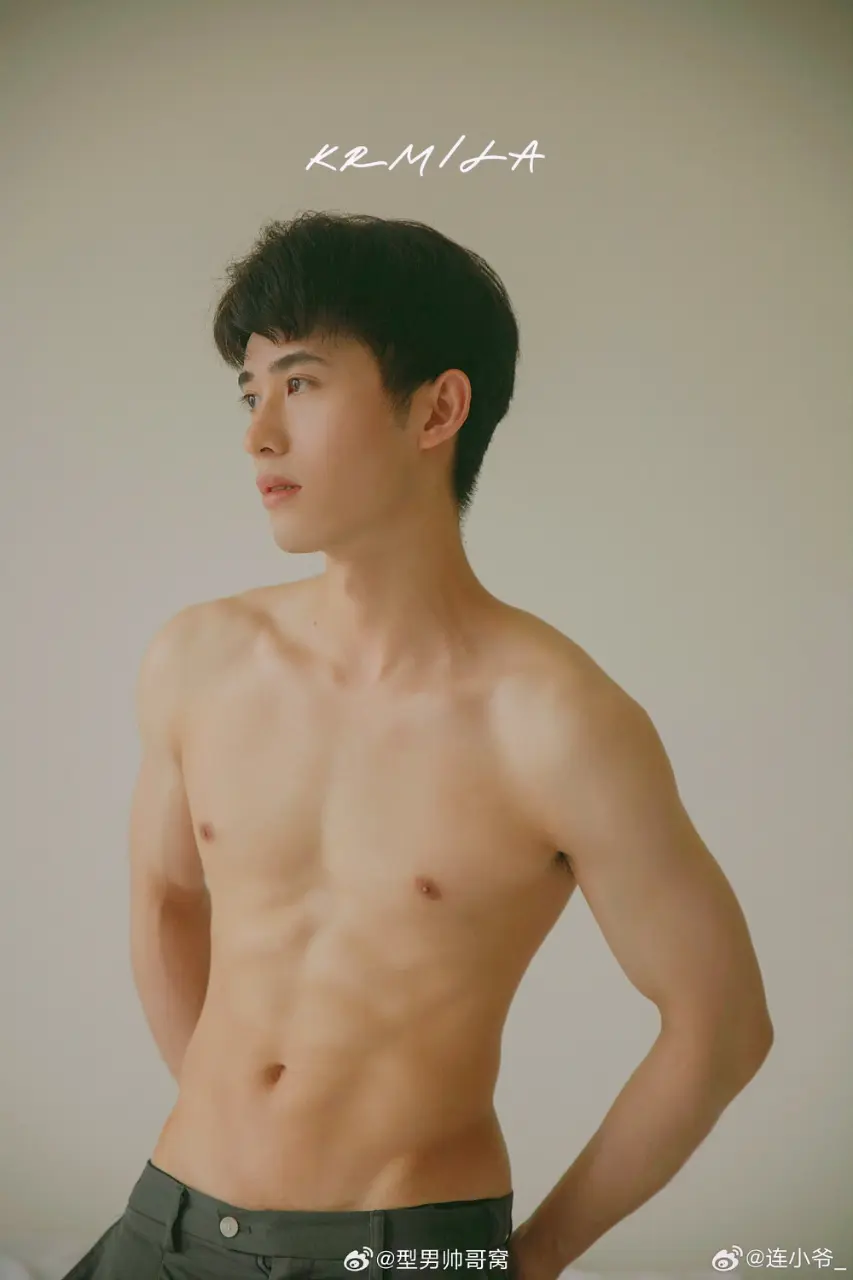 Cute Guy : @连小爷_