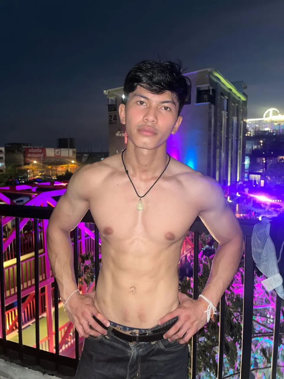 ถอดโชว์วันสงกรานต์