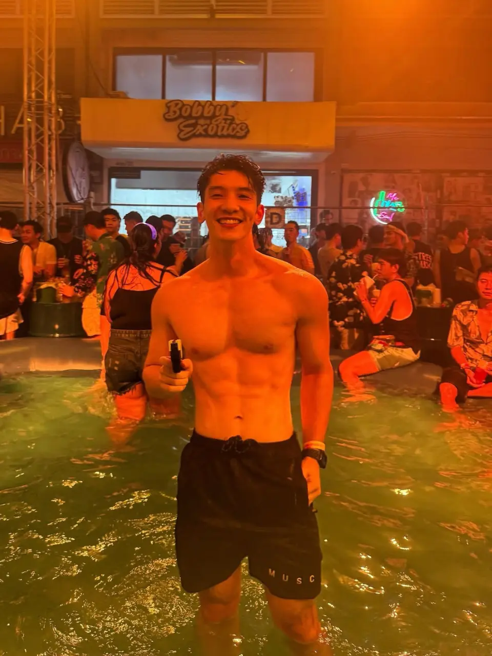 ถอดโชว์วันสงกรานต์