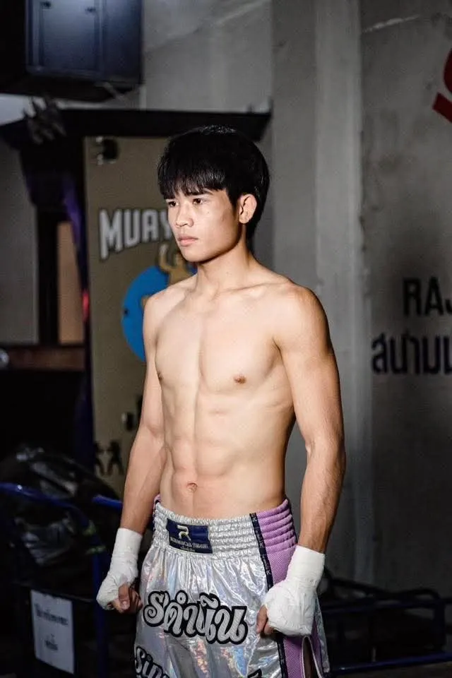 หนุ่มหล่อนักมวย